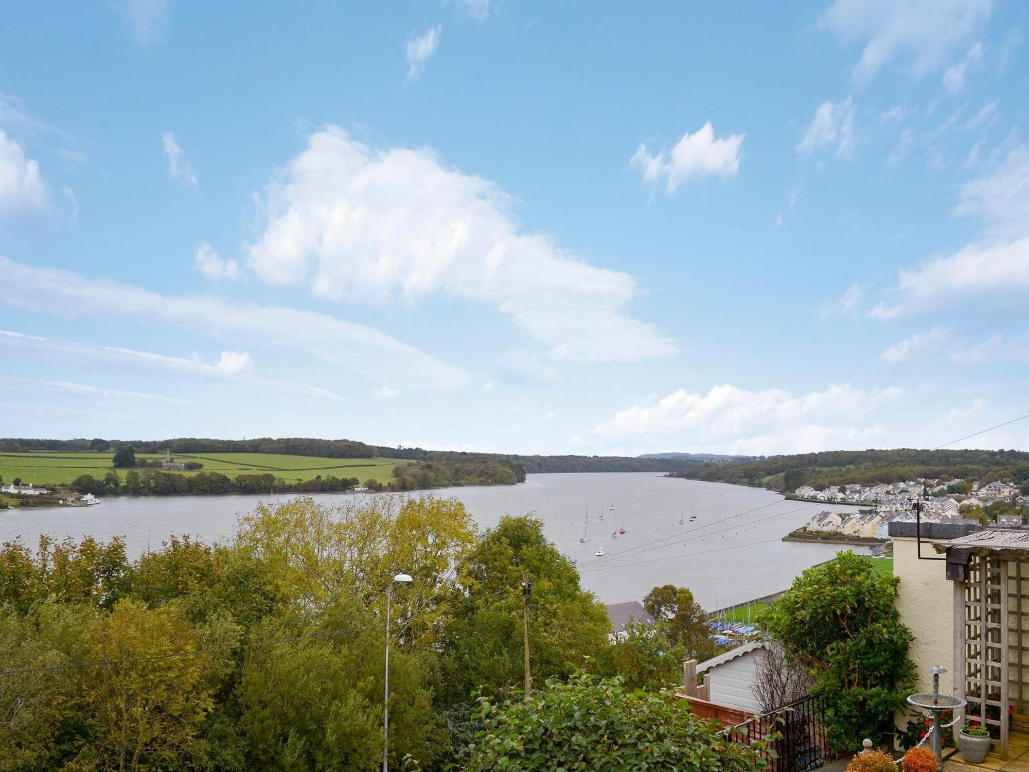 Llanedwen Llys Aledヴィラ エクステリア 写真